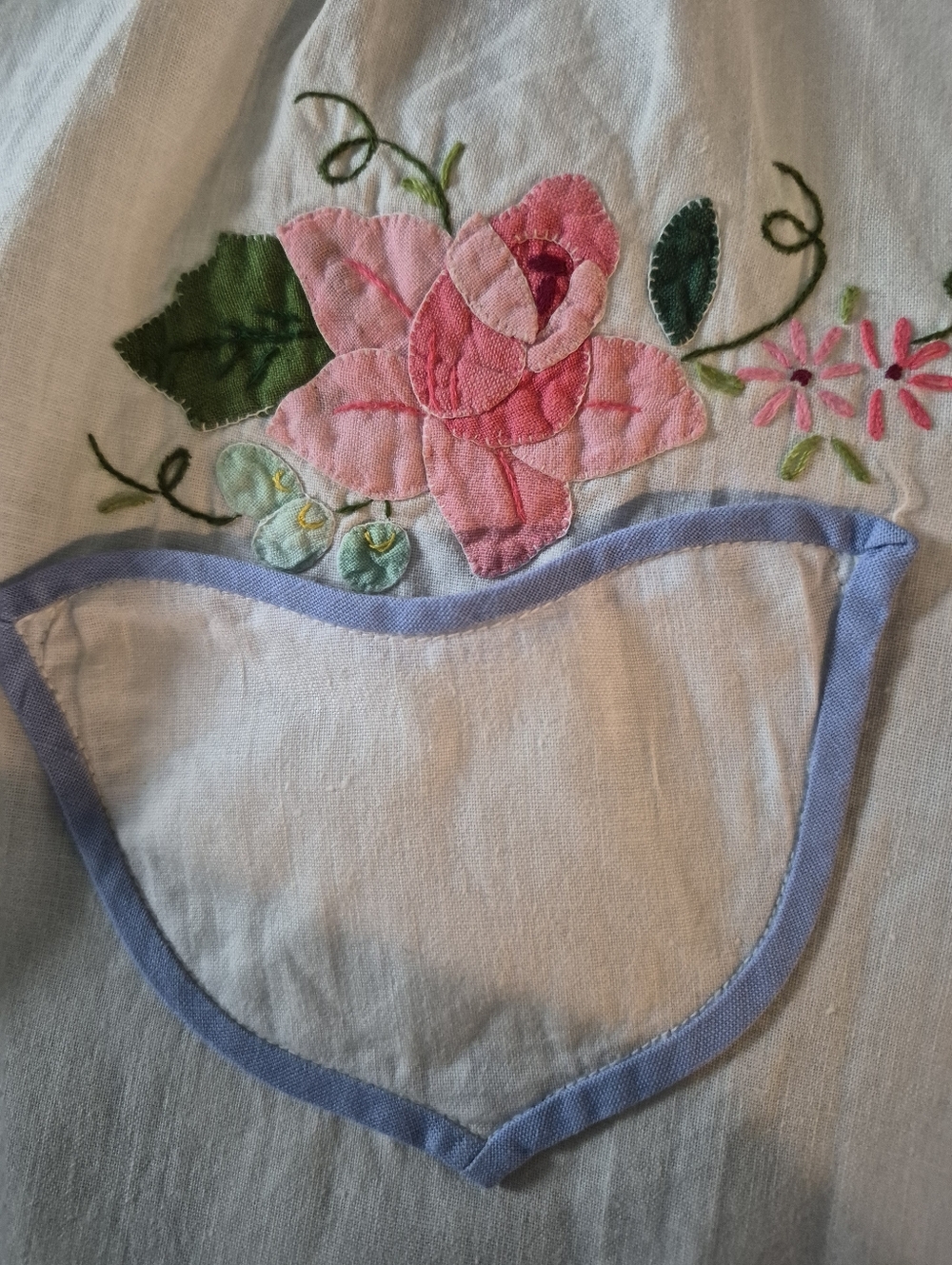 Vintage Full Apron Floral  Applique' - Picture 5 of 7